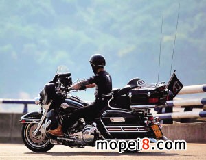 哈雷大滑翔-大排量豪華摩托車-最貴摩托