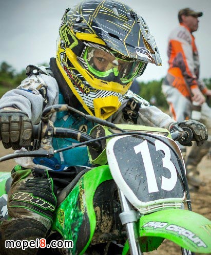 3歲男孩成世界最小越野摩托車手