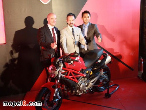 杜卡迪高層與Monster 795合影