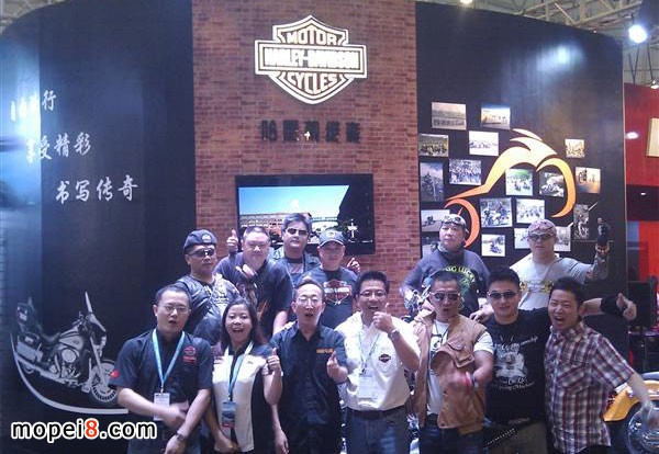 哈雷摩托車主們在成都國際車展哈雷展臺合影