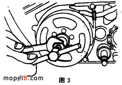 用飛輪拔卸器和扳手或止動器拆下磁電機飛輪