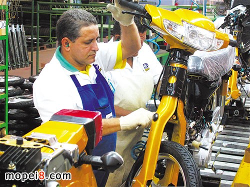 工人在嘉陵巴西工廠組裝摩托