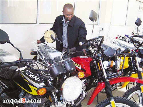 一名肯尼亞人在選購力帆摩托