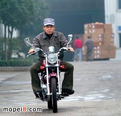 2007年左宗申騎著宗申摩托車