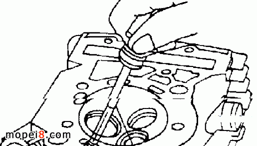 用鉸刀對氣門導管進行鉸光