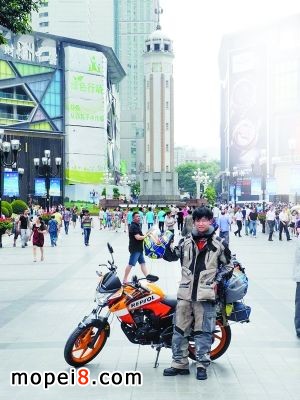 小伙騎摩托車165天周游10國