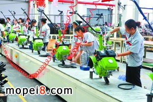 華世丹機械制造公司的生產線上員工正趕制農機產品