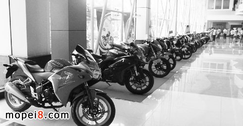 大福摩托車經(jīng)銷商在觀摩新品