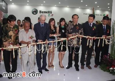 由中國企業和意大利百年摩托車名牌貝納利合作在印尼生產的多款高檔摩托車當晚也登場亮相雅加達嘉年華式展銷會