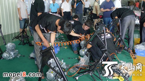 維吾爾族員工正在組裝摩托車,這家企業(yè)80%員工都是少數(shù)民族。