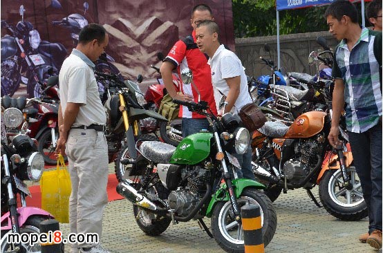 四川分公司銷售經(jīng)理范義彬頂著烈日給經(jīng)銷商耐心推介銀鋼mini