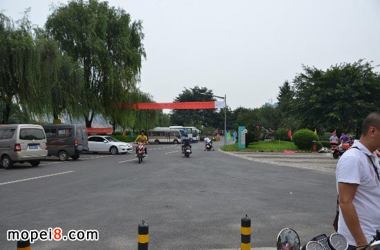 經(jīng)銷商積極試乘試駕新品