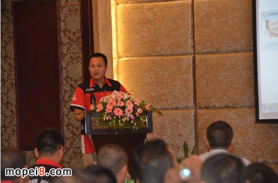 四川分公司總經(jīng)理黃復榮先生正在熱情洋溢地致開幕辭