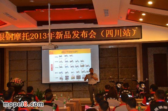 銀鋼銷售公司總經(jīng)理方文先生正在給經(jīng)銷商闡述銀鋼戰(zhàn)略部署