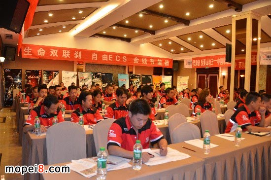 與會的經(jīng)銷商們認真聆聽講話