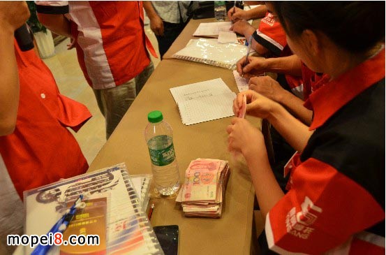 經(jīng)銷商朋友們積極現(xiàn)場交定金下訂單