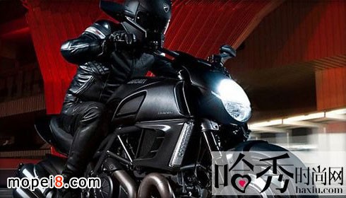 杜卡迪摩托車推出全新Diavel Dark(黑暗巨魔)