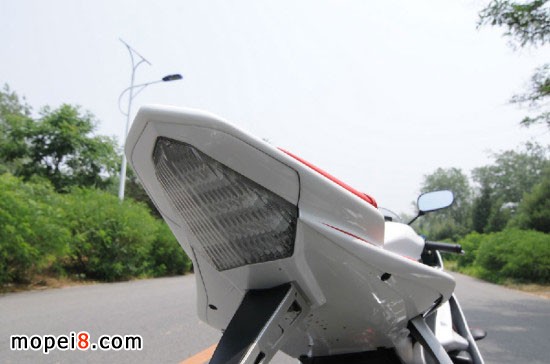 YamahaYZF-R6摩托車