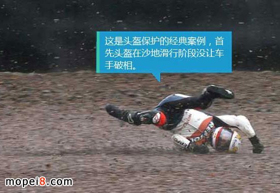 摩托車駕駛危險案例從車上跌落的騎士頭部著地向前滑行