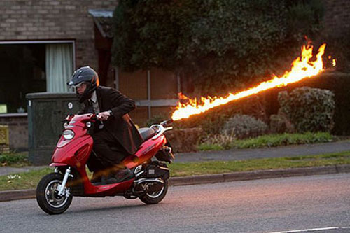 英男子駕駛帶火焰噴射器摩托噴4.6米長火焰