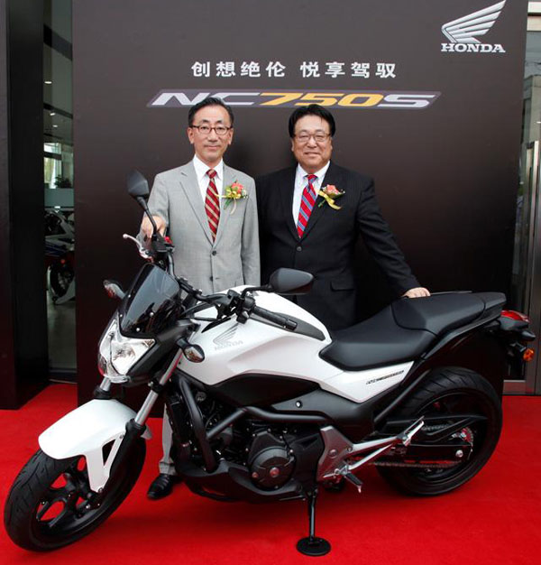 領(lǐng)導(dǎo)與新發(fā)布車型NC750S合影