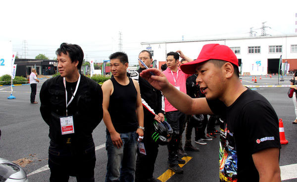 試駕教練為選手們講述比賽注意事項