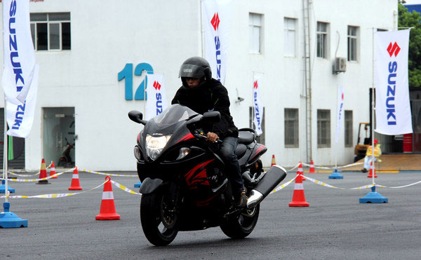 選手上車時現場工作人員進行安全檢查