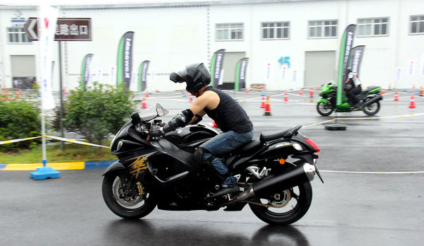 選手上車時現場工作人員進行安全檢查