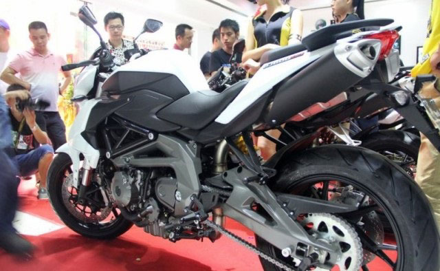 眾多車迷圍觀黃龍歐版BN600i