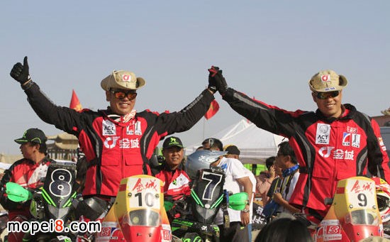 摩托組冠軍蘇文敏與亞軍周田合影