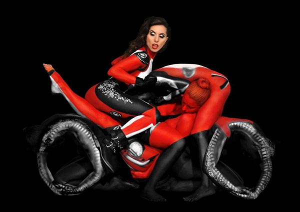 迷人彩繪女郎組成人體摩托車