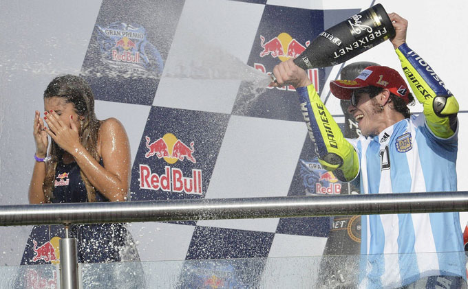 羅西在摩托車大獎賽上將香檳噴向禮儀小姐