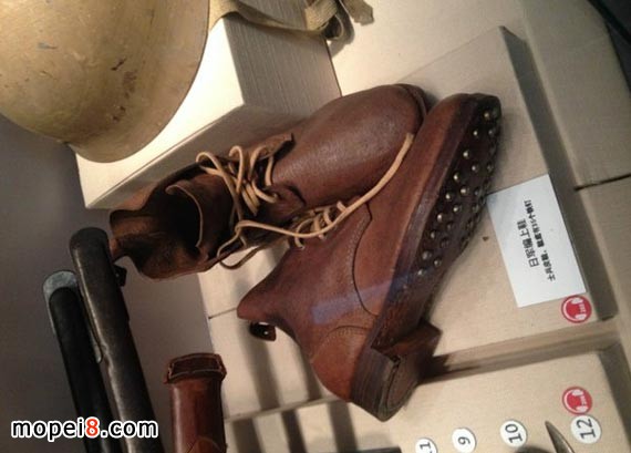 日寇鐵蹄踐中華—大都指的是穿有鞋底鑲有鋼釘(26或39顆鋼釘)的編上靴,在南滿鐵道上發出清脆響聲