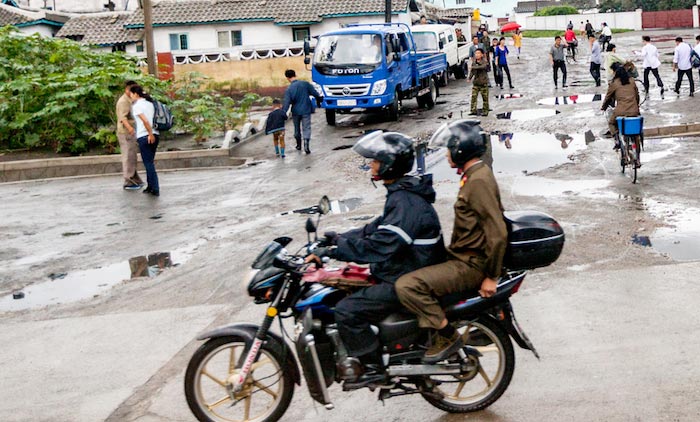 朝鮮只有一種人可以騎摩托車